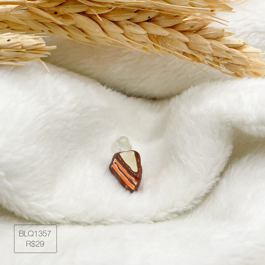 Berloque Fatia de Bolo Pendurado Esmaltado Prateado